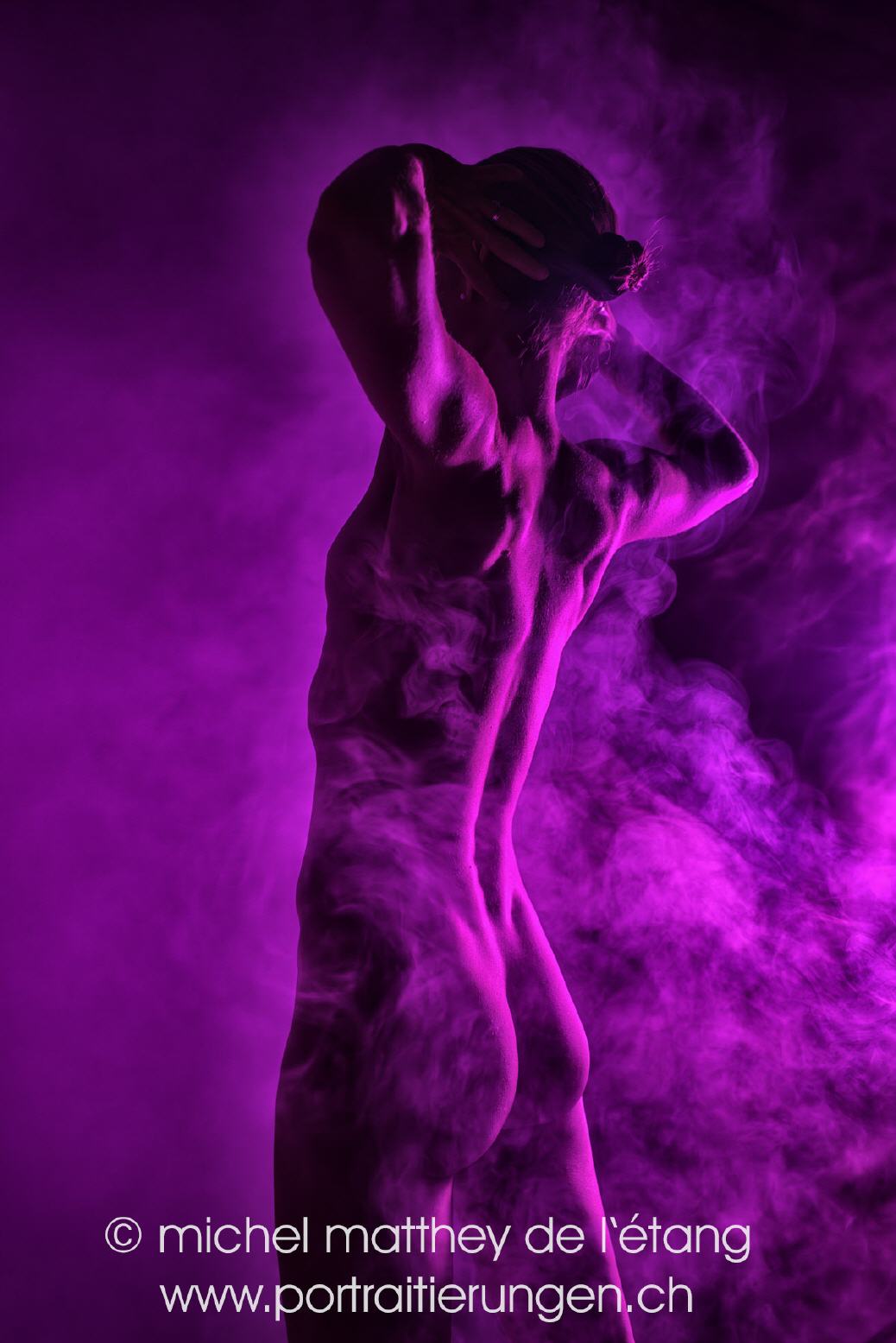 Aktfotografie mit farbigem Licht und dem Element "Nebel"