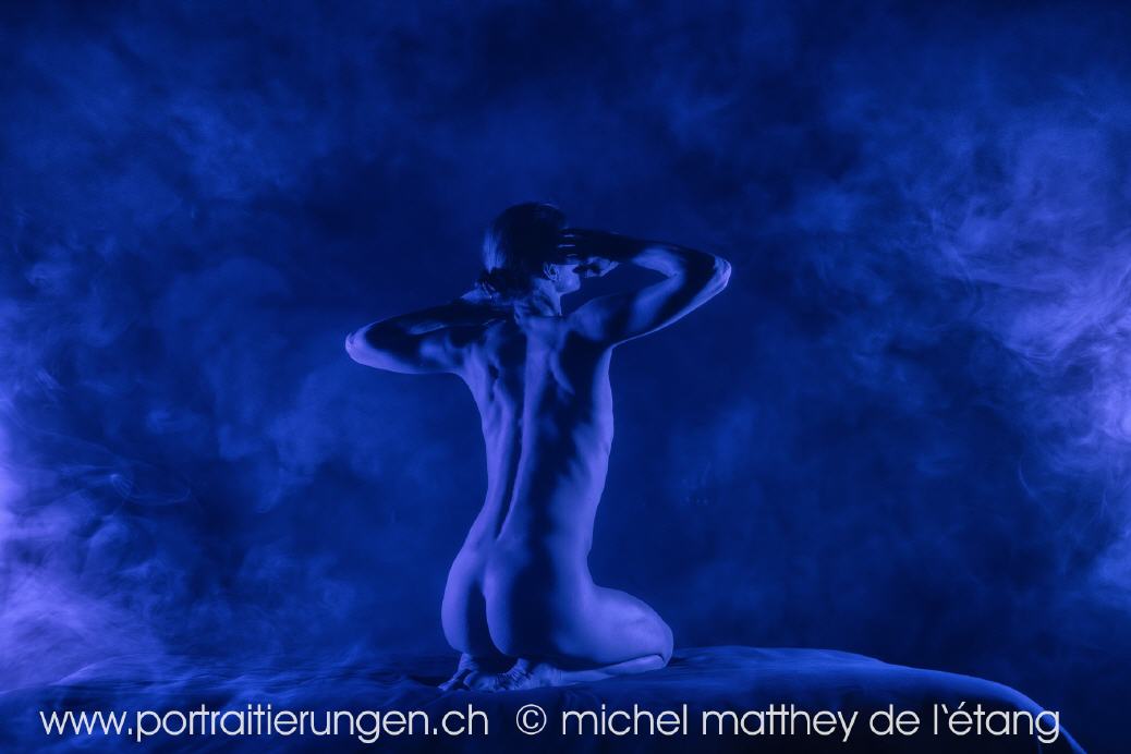 Aktfotografie mit  blauem Licht und dem Element "Nebel"