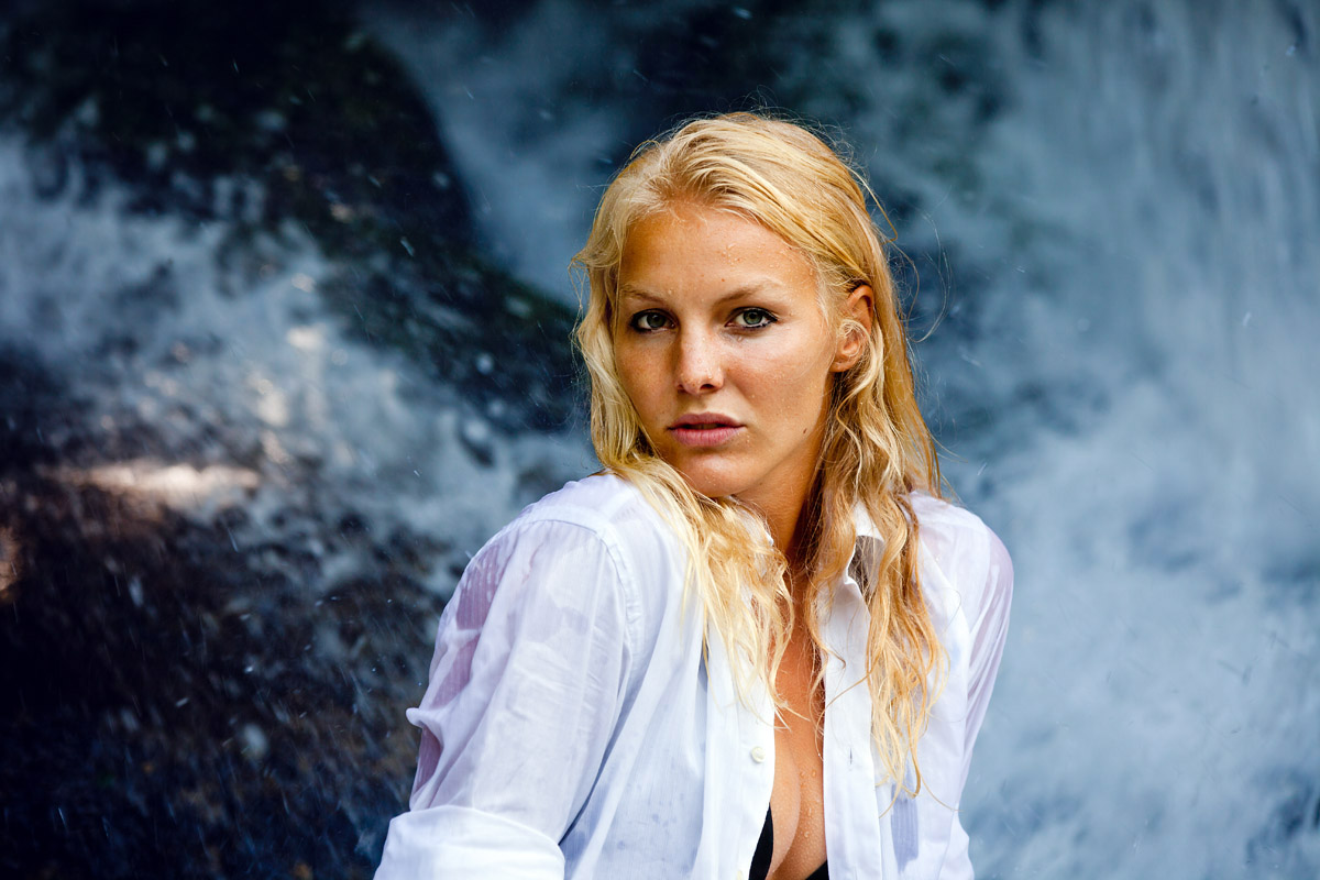 outdoor fotoshooting - the girl on the rocks