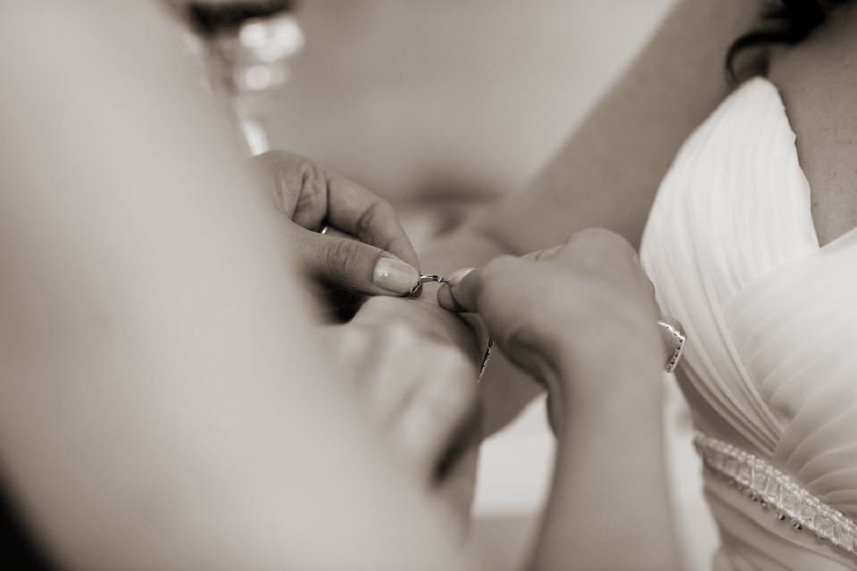 Moment beim Ankleiden